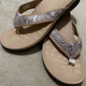 Megnya Planter Fasciitis Flip Flops, Size 8, Never Worn